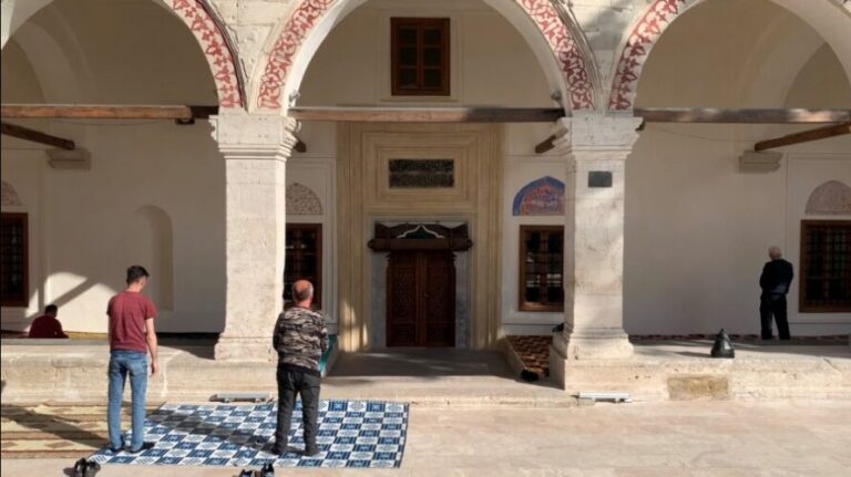 Hapen xhamitë, besimtarët falin namazin e drekës