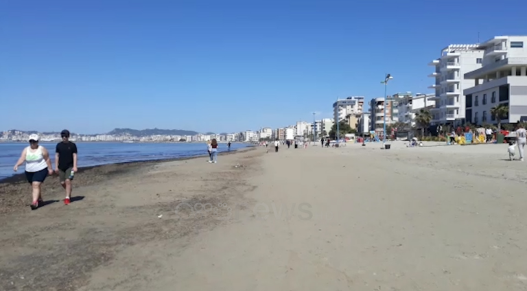 Qytetarët e Durrësit zgjedhin plazhin për të shfrytëzuar orët e liridaljes