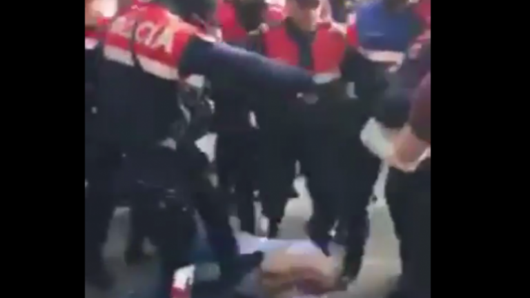 Tensione tek teatri, polici godet me shkelm protestuesin e shtrirë