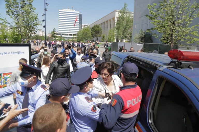 Presidenti shpërndan mesazhin e Dom Gjergj Metës: Nuk janë kriminelë, kanë zemërim brenda vetes