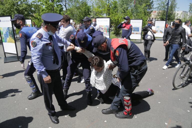 Speciale/Dhuna çnjerëzore ndaj aktivistëve, gratë u tërhoqën zvarrë në Sheshin ”Skëndërbej” (VIDEO/FOTO)