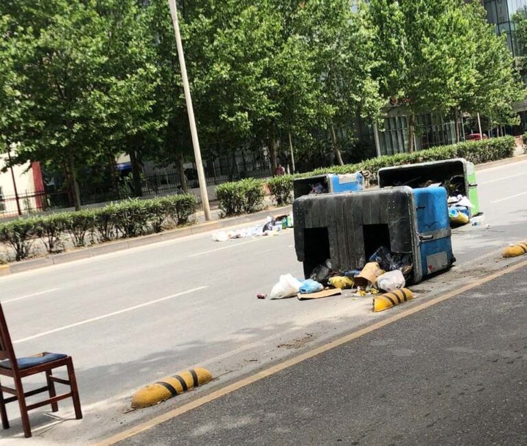 Revoltë në Tiranë, kosha mbeturinash dhe karrige hidhen në rrugë (VIDEO)