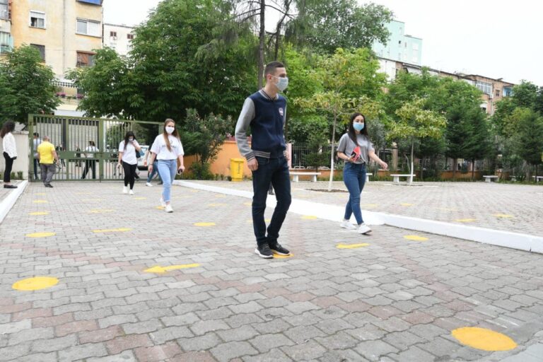 16 nxënës dhe 1 mësues nuk pranohen në shkollë