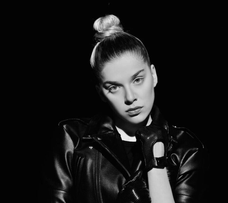 Tingujt e Heshtjes/Arilena befason me këndimin live të “Fall From Sky” (VIDEO)