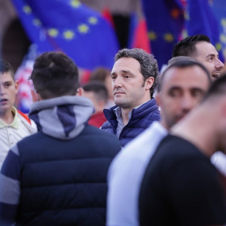 I turpshëm presioni policor ndaj gazetarëve!
