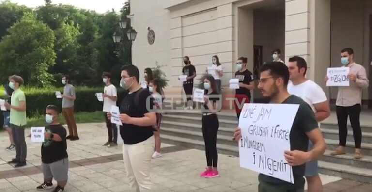 Revoltë ndaj qeverisë në të gjithë Shqipërinë. Protestë paralele në Shkodër dhe Durrës (VIDEO)