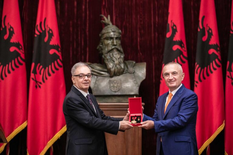 Presidenti Meta vlerëson me titullin “Mjeshtër i Madh”, aktorin e shquar, Profesor Kastriot Çaushi