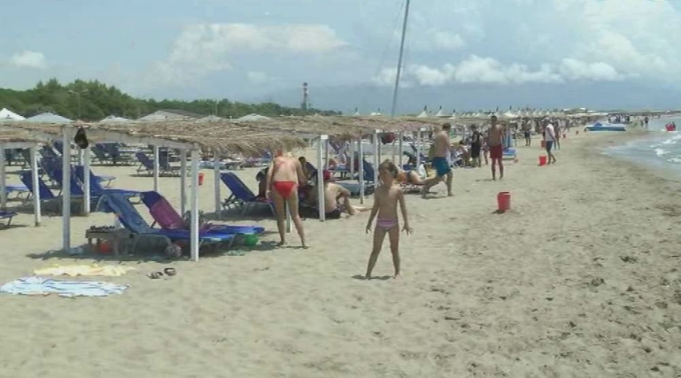 Plazh në kohë pandemie në Vlorë, rregullat për të pushuar përgjysmojnë numrin e çadrave