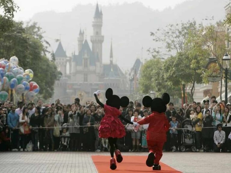 Hapet Disneyland, pas tre muajve izolim vizitorët mbushin parkun gjigand