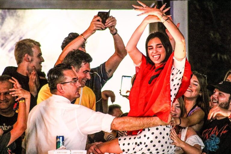 Sunny Hill 2020? Dua Lipa befason me vendimin