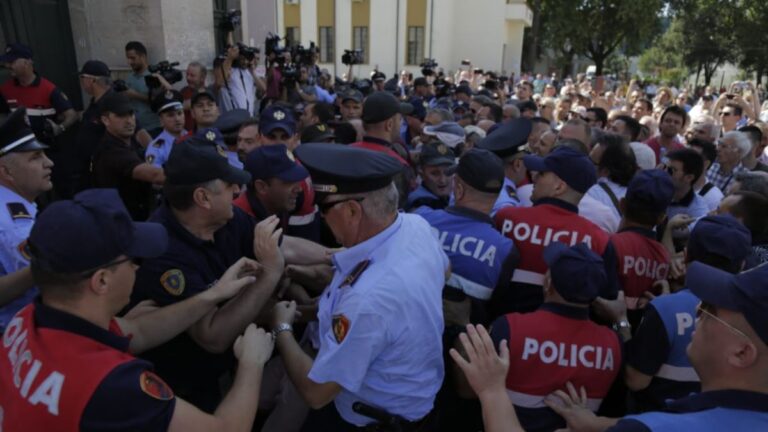 Policia mësyn te Teatri Kombëtar, artistët thirrje popullit: Merrni hunjtë nëse guxojnë të prekin Teatrin!