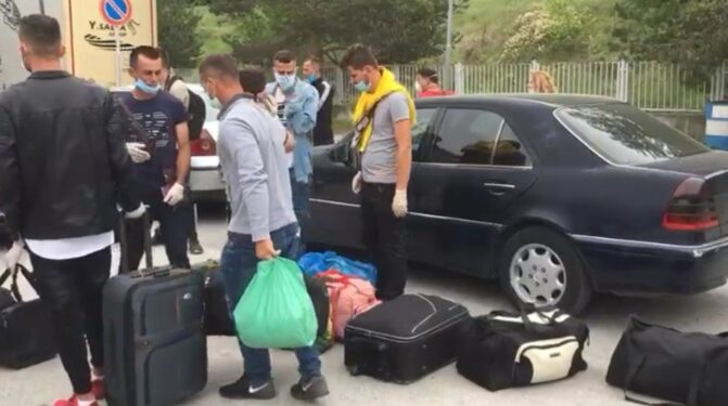 Fluks në Kapshticë, dhjetëra shqiptarë udhëtojnë drejt Greqisë si punonjës sezonalë (Foto)
