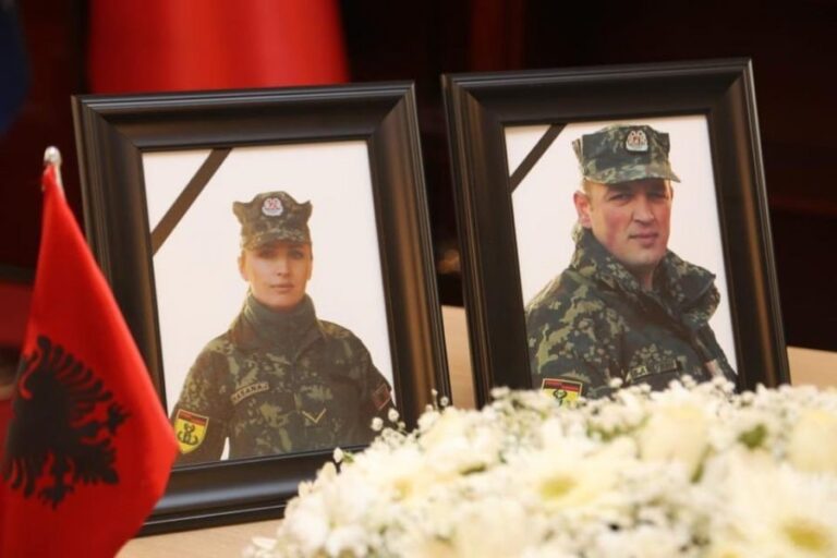 1-vjetori i rënies së ushtarakëve Klodian Tanushi dhe Zarife Hasanaj, Presidenti: I përjetshëm kujtimi i tyre!