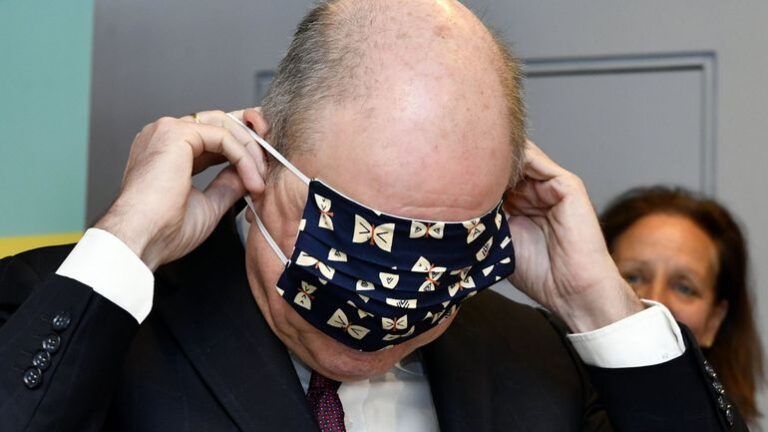 Turpërohet Ministri i Drejtësisë, nuk di të vërë maskën