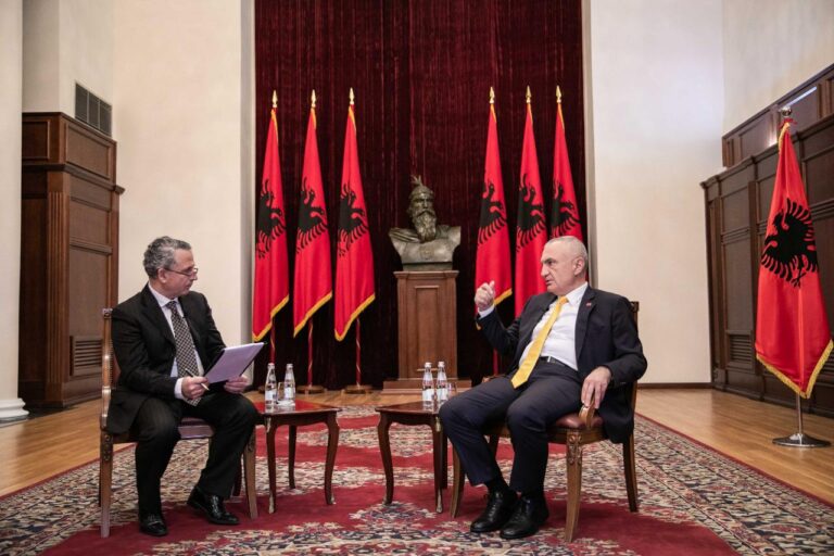 Meta: Boll me përralla për takime informale me Ramën. Asnjë tërheqje nga mbrojtja e Kushtetutës dhe zgjedhjeve të lira