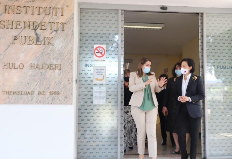 Ambasadorja Yuri Kim me ministren Manastirliu në laboratorin e ISHP