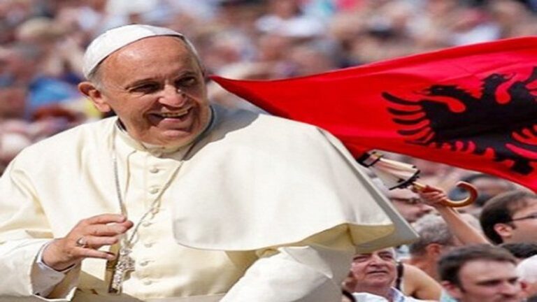 “Papa Francesku pa flamurin Shqiptar dhe më tha faleminderit”! Shqiptari tregon historinë e pazakontë