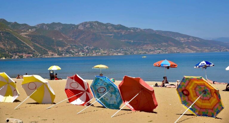 Gjoba në Pogradec, vënë shezlongët më pak se 1 m