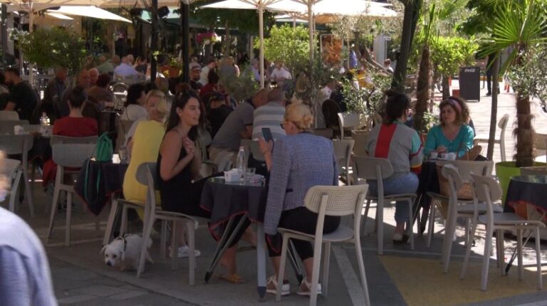 Shqiptarët tejmbushin kafenetë, ISHSH “harron” të ushtrojë kontrolle
