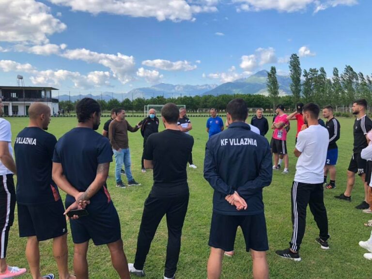 Plas te Vllaznia, futbollistët takojnë Licin dhe nuk dalin në stërvitje
