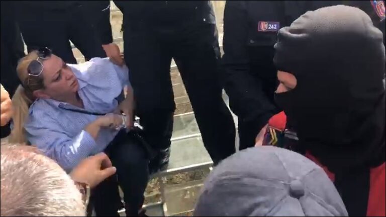 PD publikon pamjet/ Policia dhunon Albana Vokshin. Enkel Demi nuk lejohet ta ndihmojë