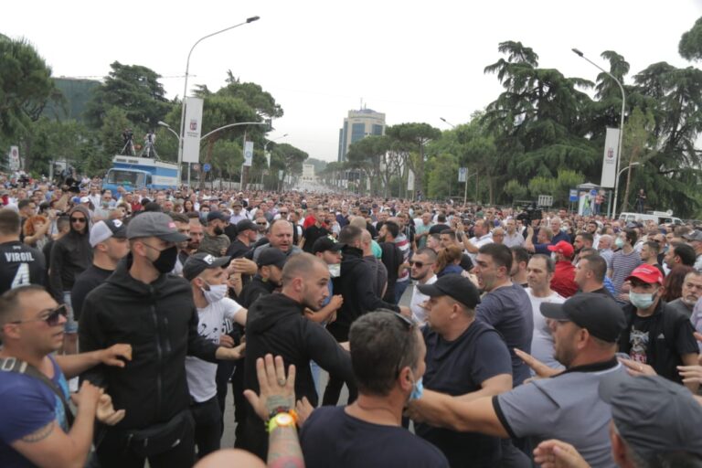 Hodhi lëndë piroteknike në protestë, ja kush është 49-vjeçari i ndaluar nga policia/ EMRI