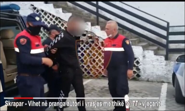 VIDEO/ Me tuta sportive dhe pranga pas duarve, ja autori i vrasjes së 77-vjecarit në Skrapar