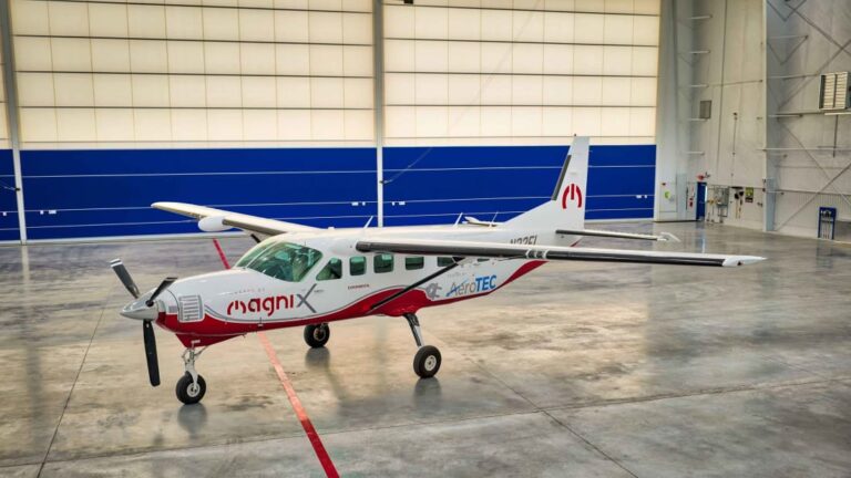 Avioni elektrik më i madh në botë bën fluturimin e parë