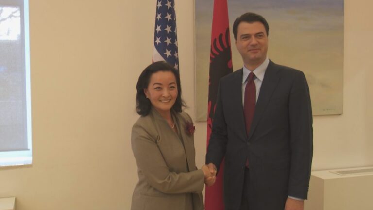 Yuri Kim në selinë blu, takim me Lulzim Bashën