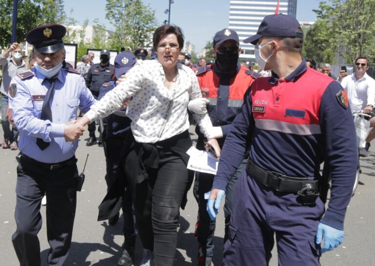 Presidenti Meta: Dhuna ndaj aktivistëve të shoqërisë civile në Sheshin Skënderbej është e papranueshme