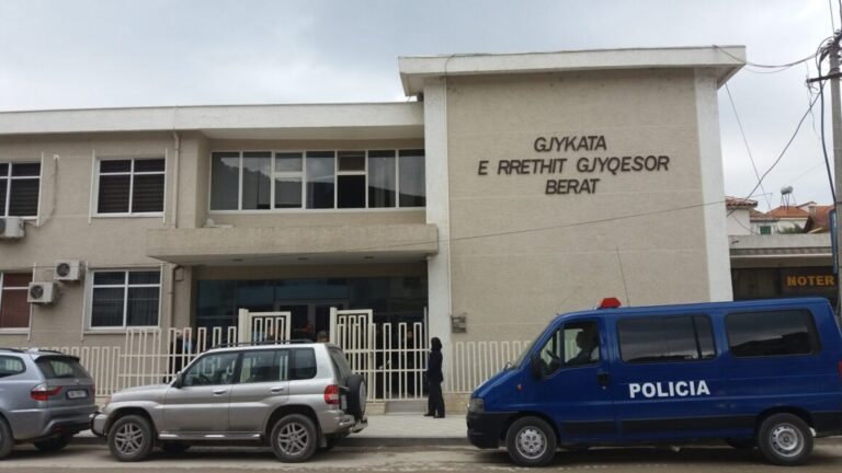 Vdekja e fëmijës, gjykata nxjerr nga qelia dy zyrtarët e bashkisë