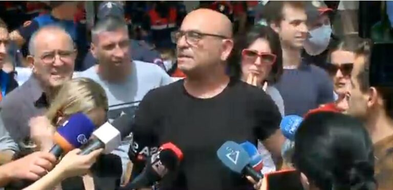 Robert Budina flet pas lirimit nga policia: Na mjaftojnë 10 veta për të përmbysur farën e keqe të Ramës