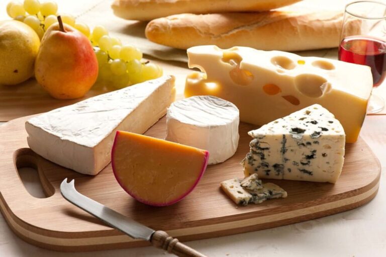 Urdhëri i çuditshëm: Francezët duhet të hanë sa më shumë djathë