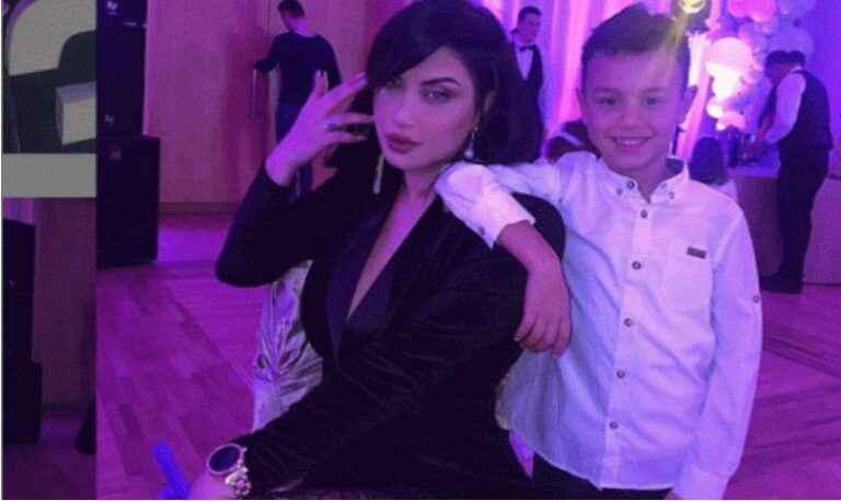 Çiljeta Xhilaga provon për herë të parë këtë lojë, këngëtarja argëtohet me djalin (Foto)