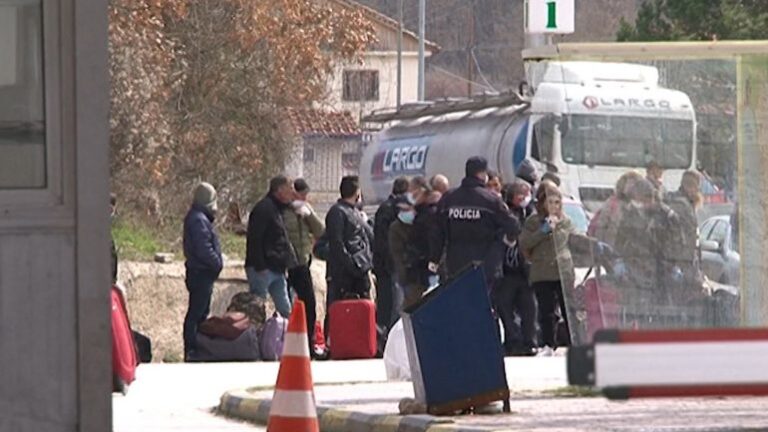 Transport emigrantësh mes kufirit, tre në pranga mes tyre edhe një vajzë