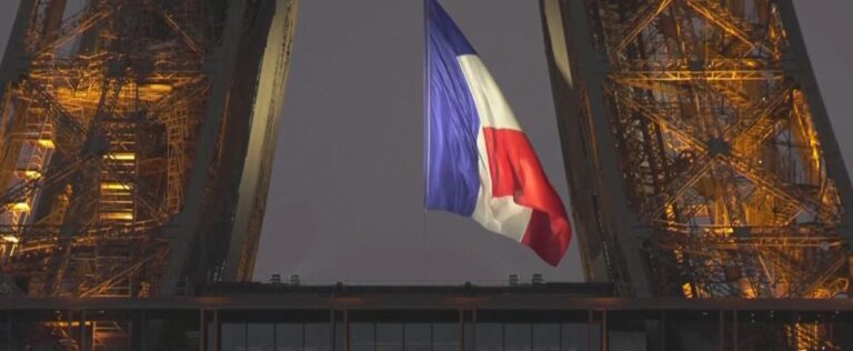 Heronjtë e luftës ndaj Covid-19 ”pushtojnë” kullën Eiffel (VIDEO)