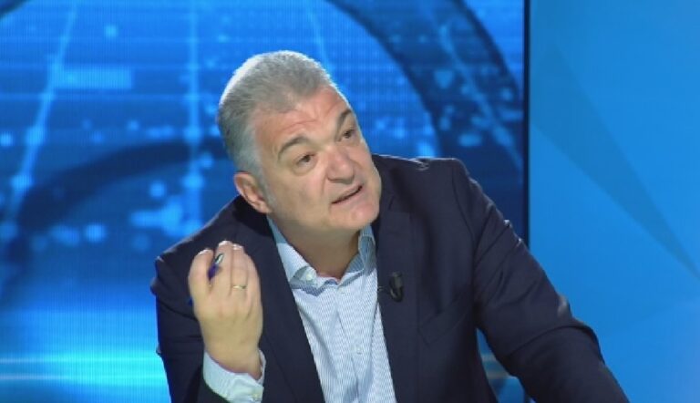 Gjata: Policia u fut në Teatër kur besimtarët myslimanë po hanin syfyrin, i kapën me bukë në gojë
