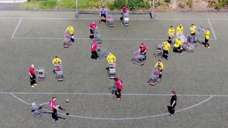 Gjermanët janë unikal, ndeshje futbolli me karroca për të sfiduar pandeminë (VIDEO)