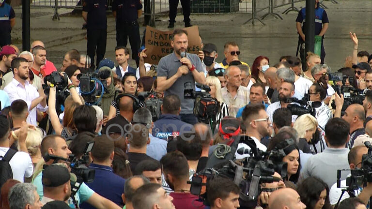 Nis protesta tek Teatri, Ervin Goci: Duhet të jemi çdo ditë këtu, një ditë bëjmë pushim dhe na quajnë parti e Metës