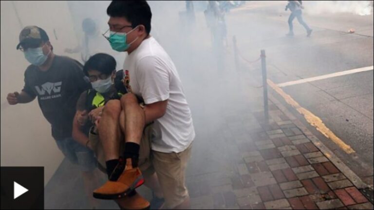 Rinisin përplasjet në Hong Kong, policia hedh gaz lotsjellës mbi qindra demonstrues (FOTO)