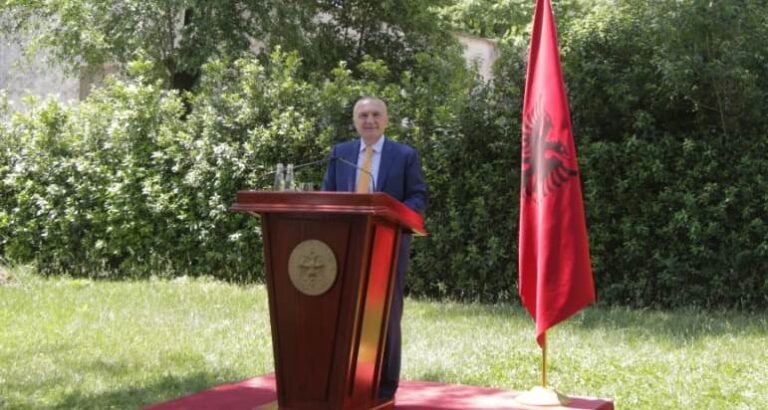 Presidenti Meta konferencë për mediat në orën 13:15