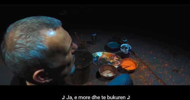 Pasi mbështeti shembjen e Teatrit, Artan Imami vjen me këngën “Pushtet” dhe videoklipin që flet për një piktor