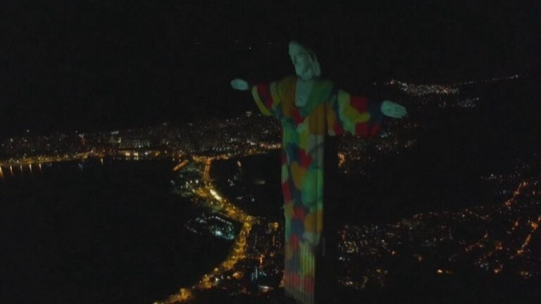 Brazili, statuja e Jezu Krishtit “mbulohet” me fruta e perime