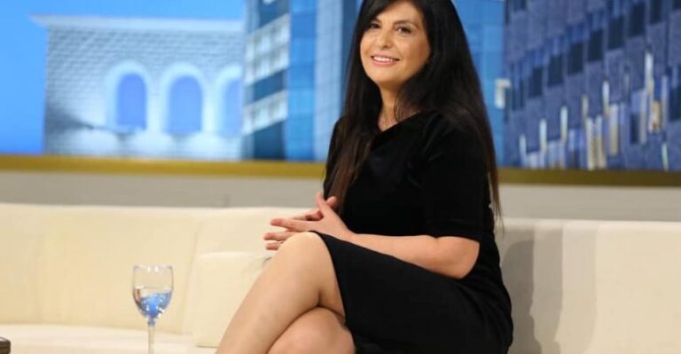 “Gëzuar ditën e Nanës!”, Jozefina Topalli publikon foton e rrallë me vajzën në krahë