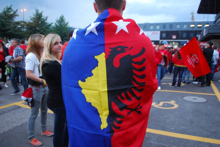 Lobi serb po punon për tym në Tiranë dhe zjarr në Prishtinë