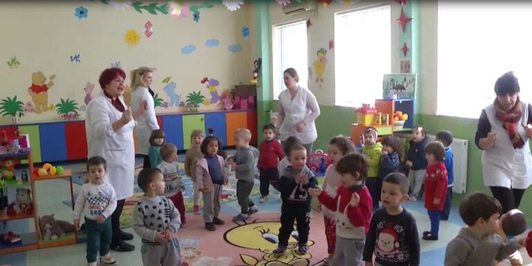 Hapja e çerdheve dhe kopshteve, prindërit e presin me padurim, por kanë edhe frikë nga Covid-19