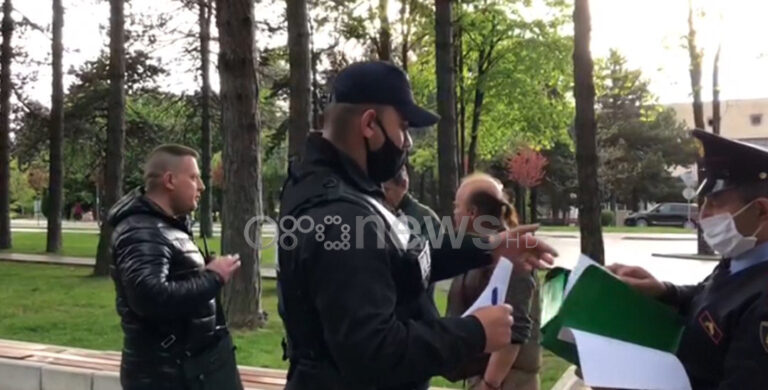 Korça nënvlerëson COVID-19, qytetarët mbushin parkun, ndërhyn policia