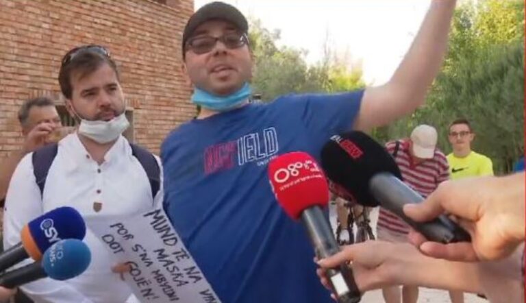 Erion Kristo “sfidon” Ramën, futet në Liqenin Artificial me dhjetëra persona