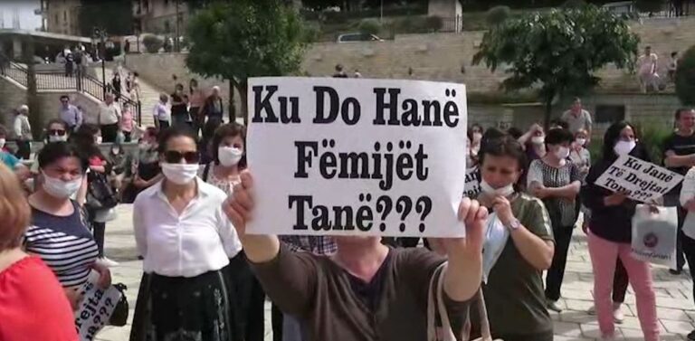 Gratë në Krujë e Durrës në protestë: Ku do të hanë fëmijët tanë?!