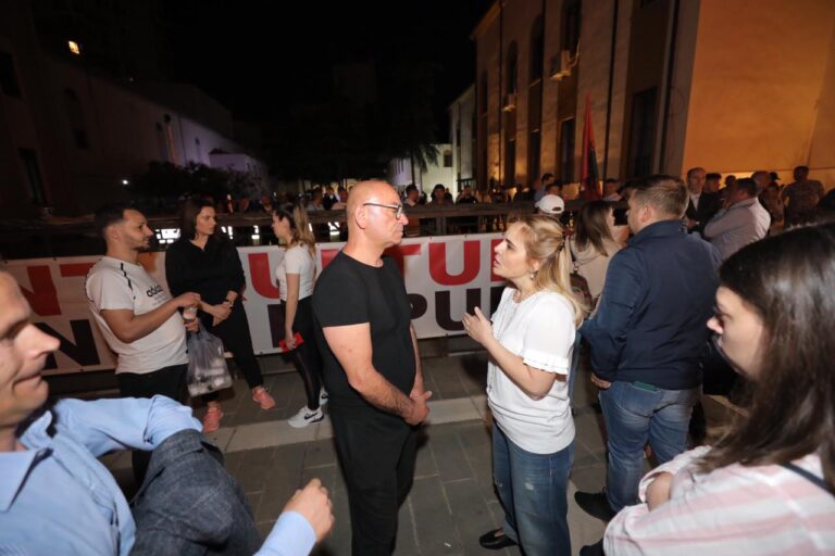 Kryemadhi: Do ta mbrojmë Teatrin Kombëtar me çdo kusht